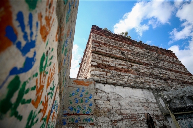 Tahtakale'ye adını veren kalenin burcu gün yüzüne çıktı